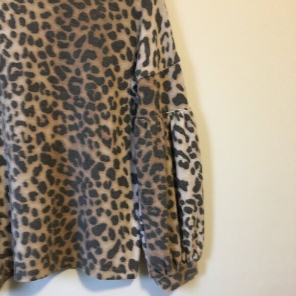 Soft Leopard Print Statement Sleeve Top - Picture 8 of 16